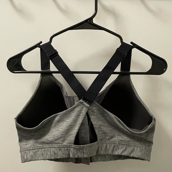 Under Armor Sports Bra - Picture 2 of 3